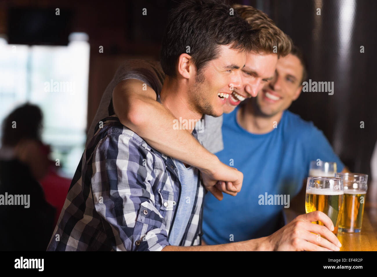 Glückliche Freunde holt über pints Stockfoto