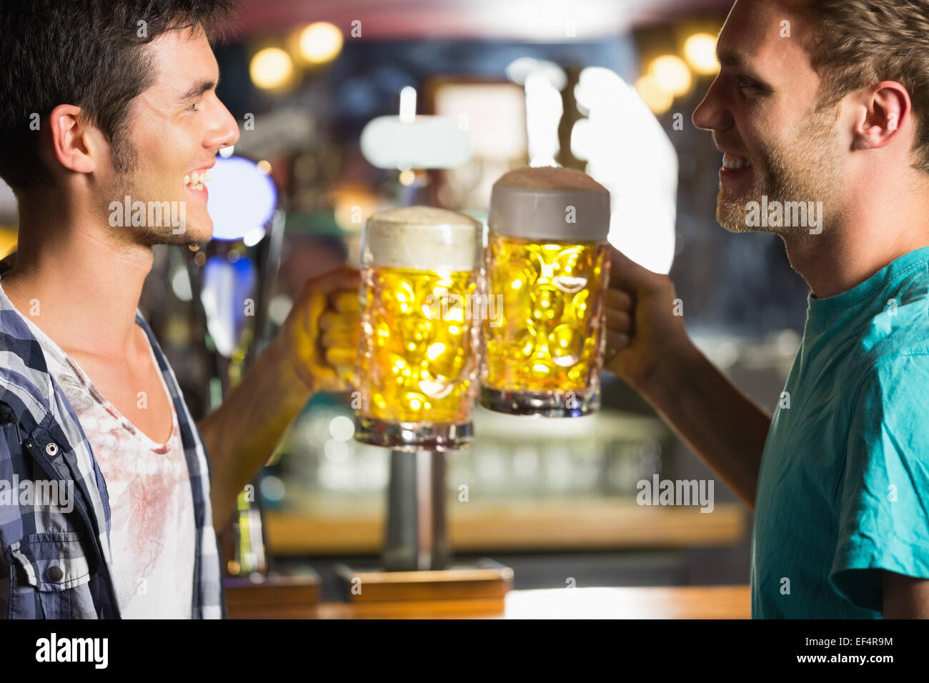 Glückliche Freunde Toasten mit Krügen Bier Stockfoto