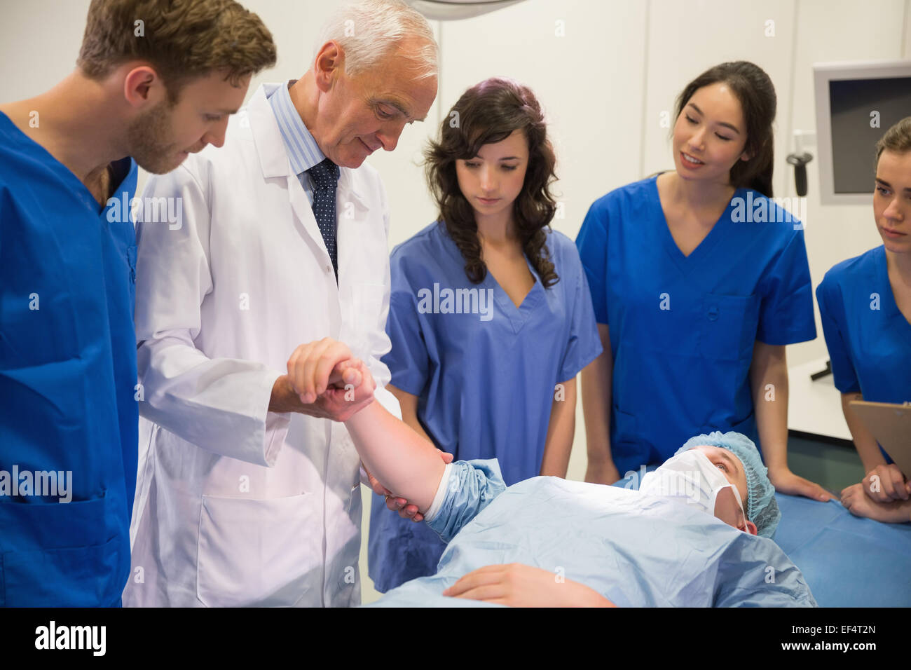 Studierende der Medizin und Professor Überprüfung Puls der student Stockfoto