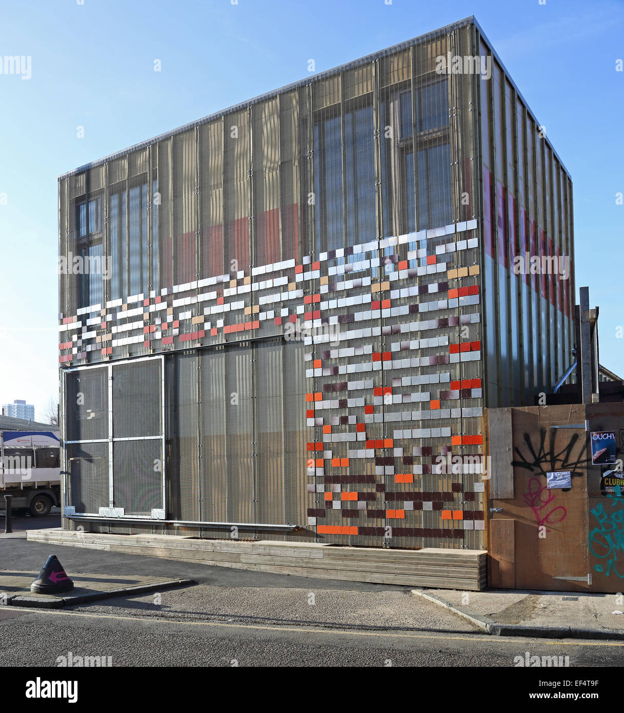 Hub 67, ein junger Menschen-Gemeindezentrum in Hackney Wick aus recycelten Materialien aus der Londoner Olympiapark gebaut Stockfoto