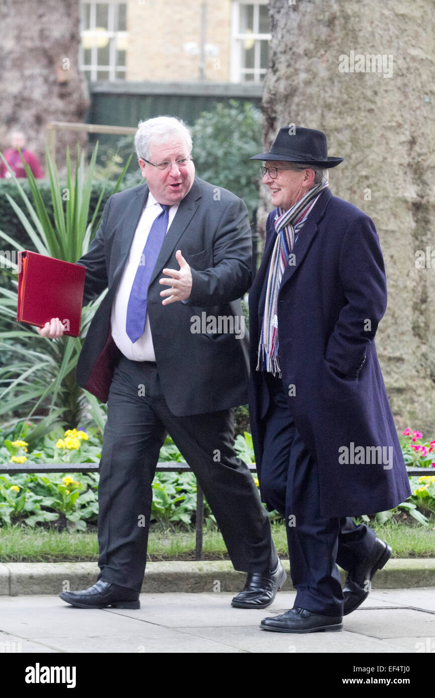 Westminster, London, UK. 27. Januar 2015.  Verkehrsminister Patrick Mcloughlin (links) kommt in der Downing Street für die wöchentlichen Kabinettssitzung. Bildnachweis: Amer Ghazzal/Alamy Live-Nachrichten Stockfoto