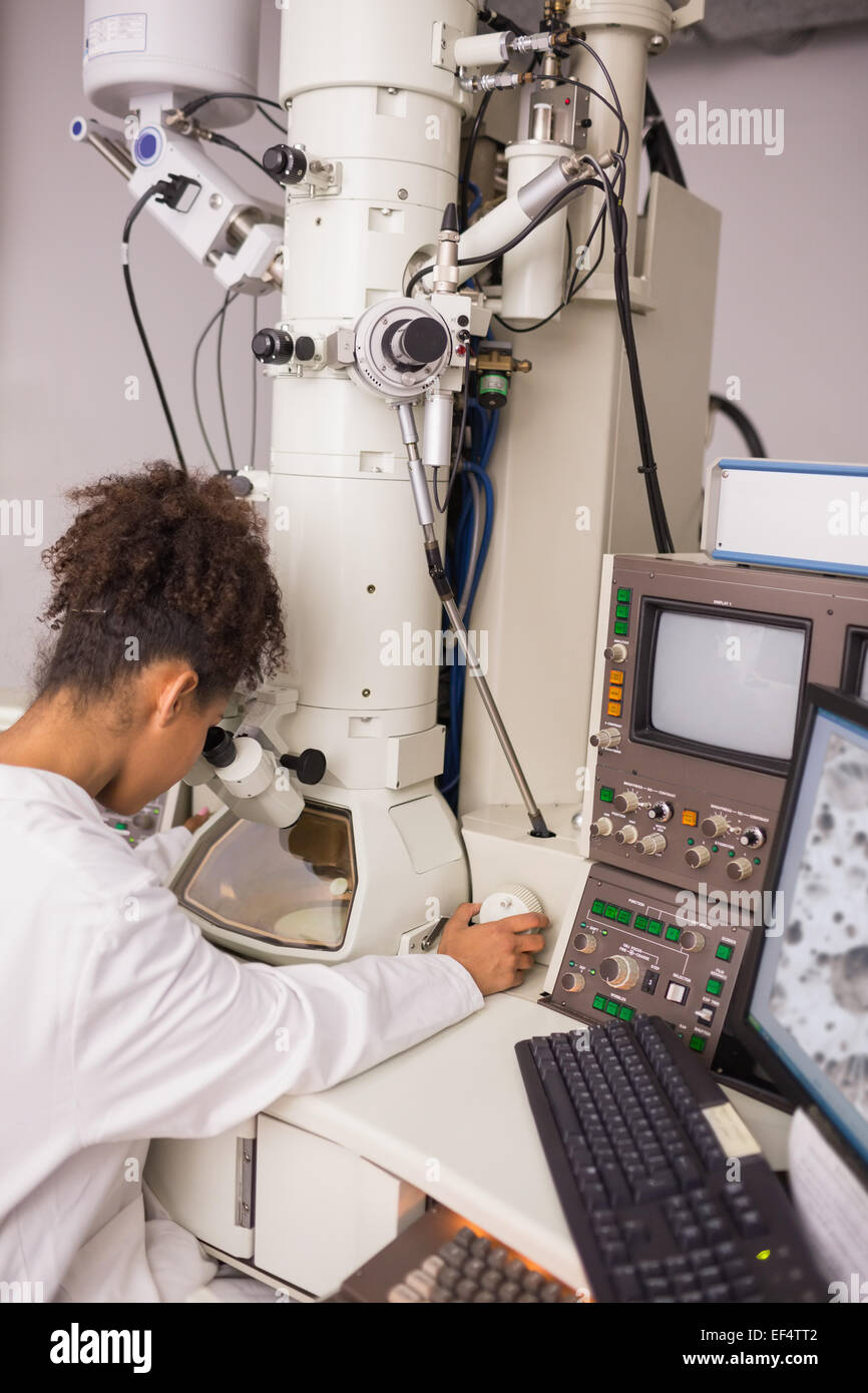 Biochemie-Studenten, die mit großen Mikroskop und computer Stockfoto
