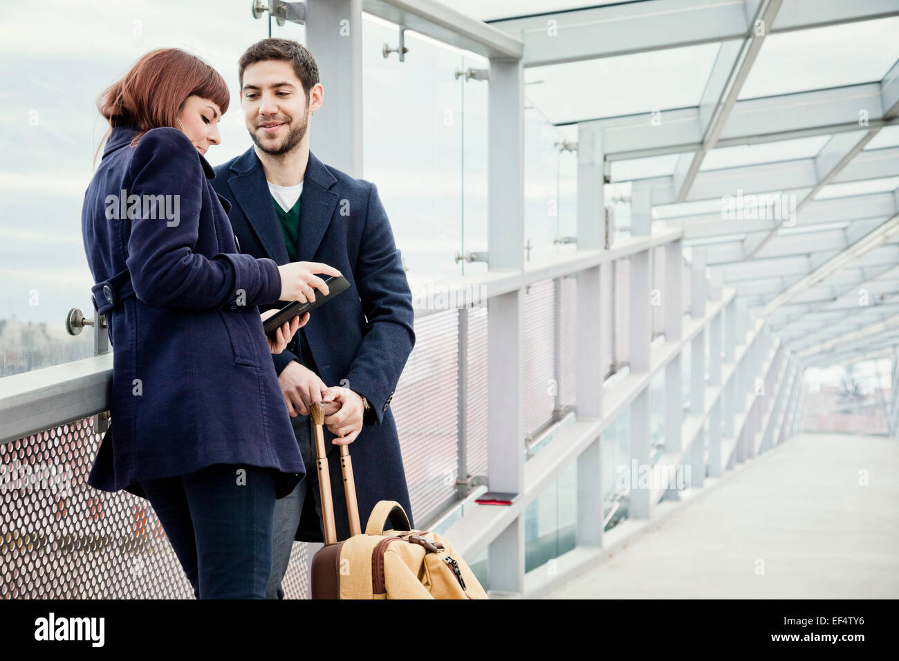 Junges Paar im Flughafengebäude Stockfoto