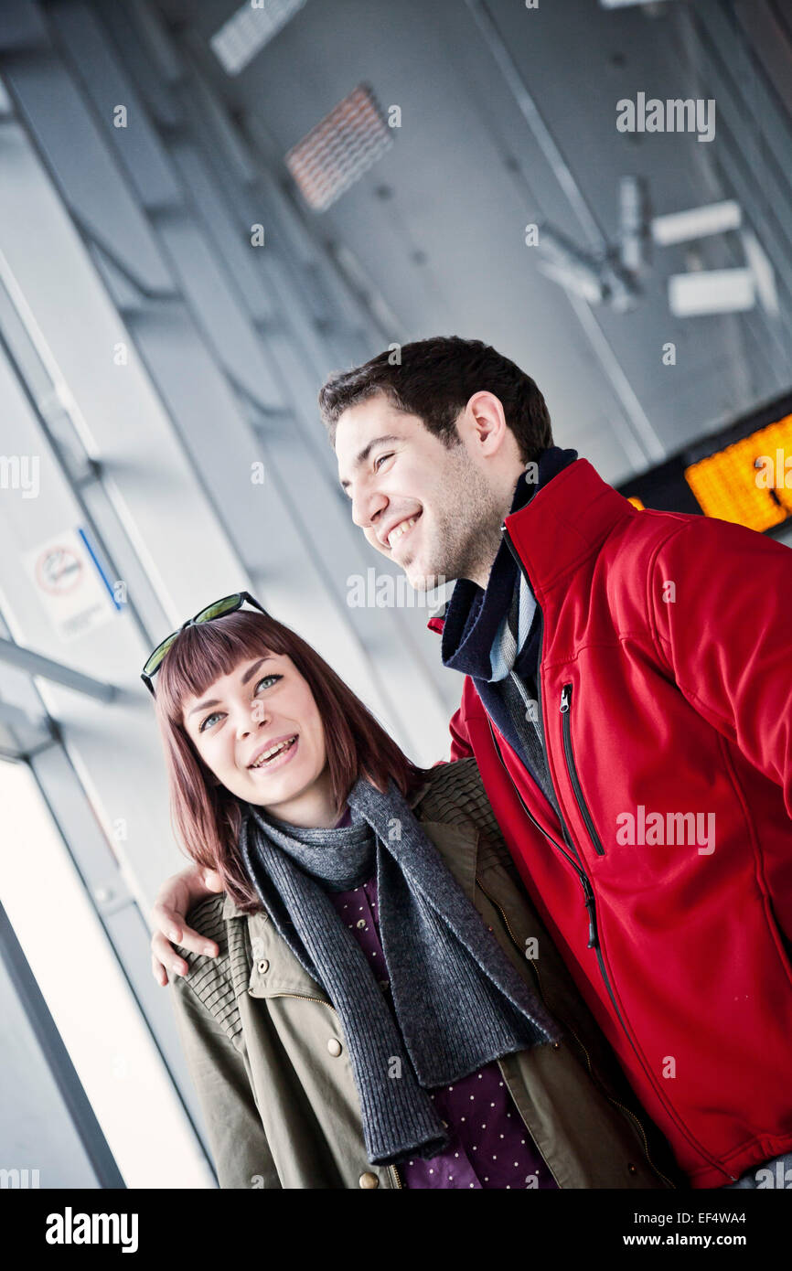 Glückliches junges Paar im Flughafengebäude Stockfoto