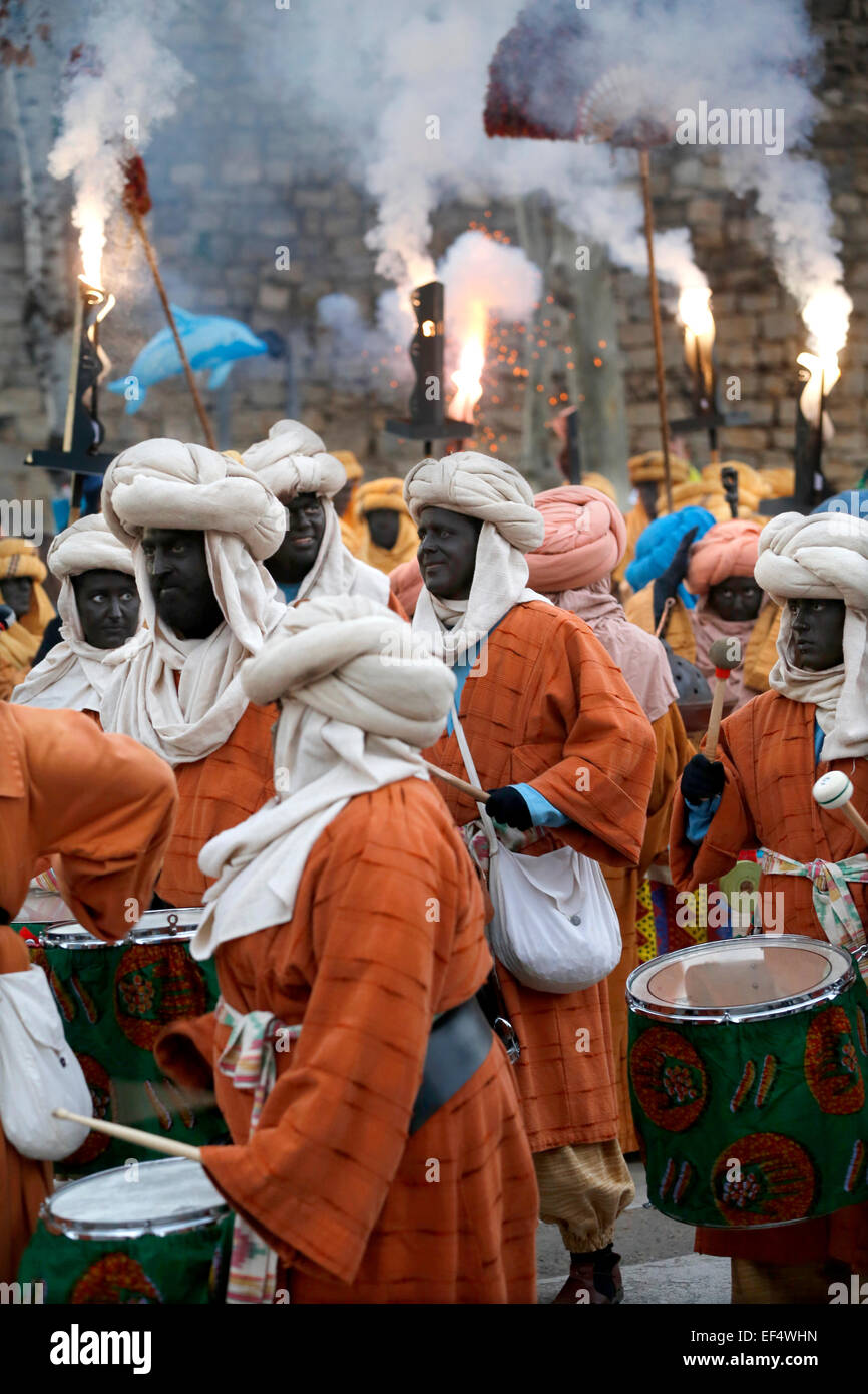 Menschen als Araber verkleidet, während die Heiligen drei Könige Dreikönigsfest Prozession in Spanien Stockfoto