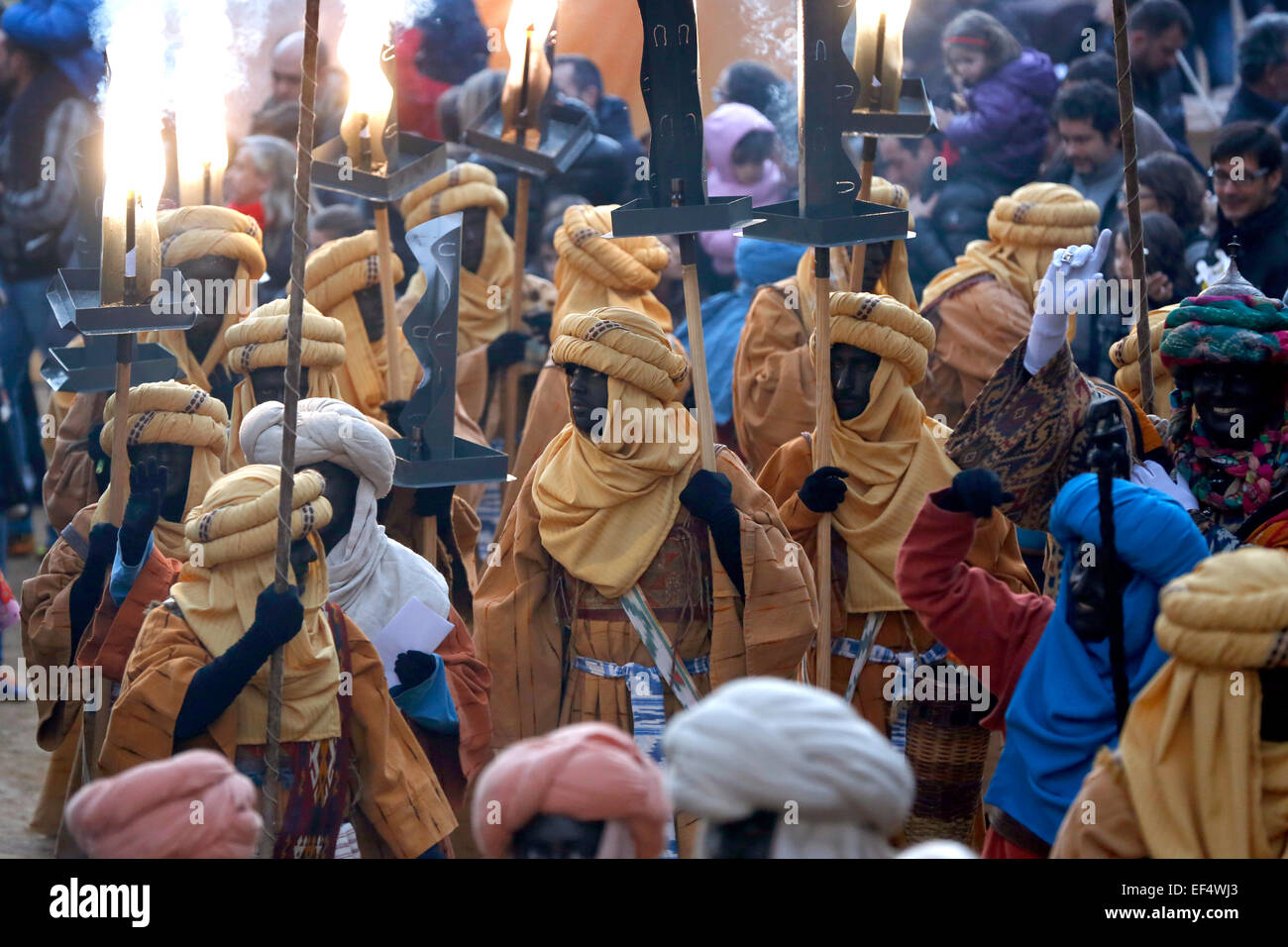Menschen als Araber verkleidet, während die Heiligen drei Könige Dreikönigsfest Prozession in Spanien Stockfoto