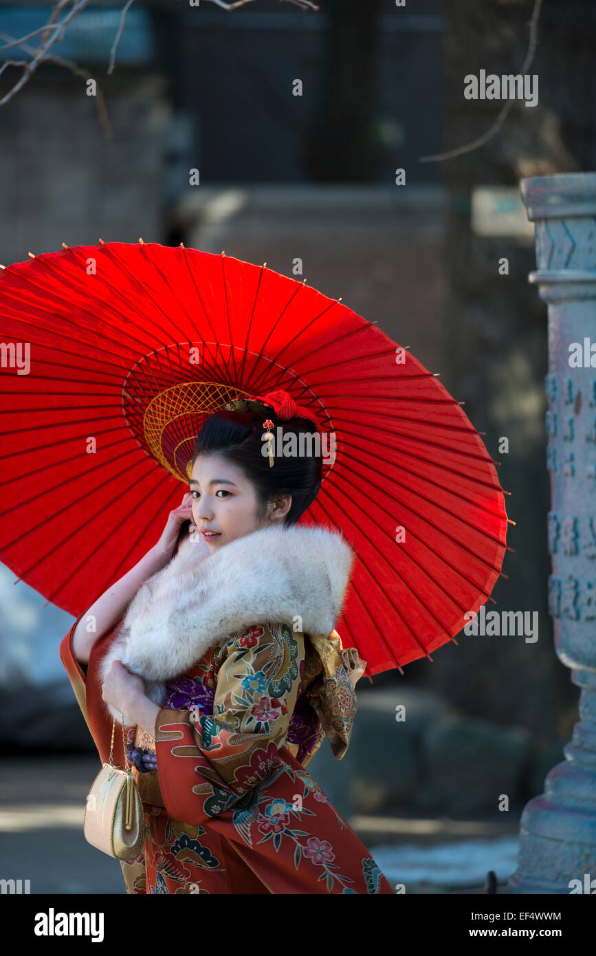 Junge Frau in einem Kimono hält einen Sonnenschirm am kommen des Alters am an Asakusa Kannon Tempel, Tokyo, Japan Stockfoto