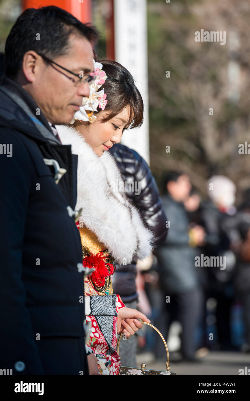 Junge Frau im Kimono am kommen des Alters am an Asakusa Kannon Tempel, Tokyo, Japan Stockfoto