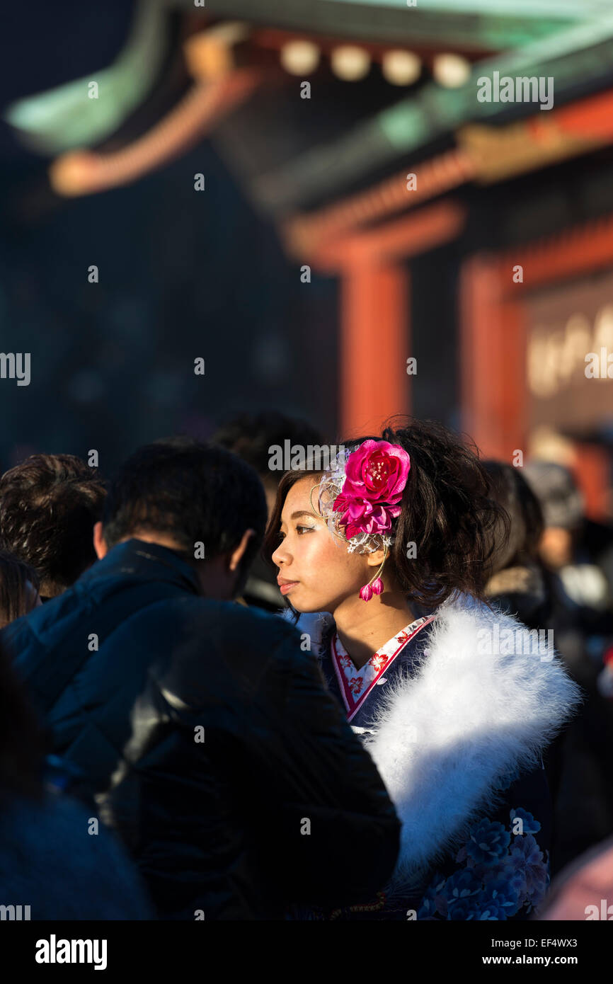 Junge Frau im Kimono am kommen des Alters am an Asakusa Kannon Tempel, Tokyo, Japan Stockfoto