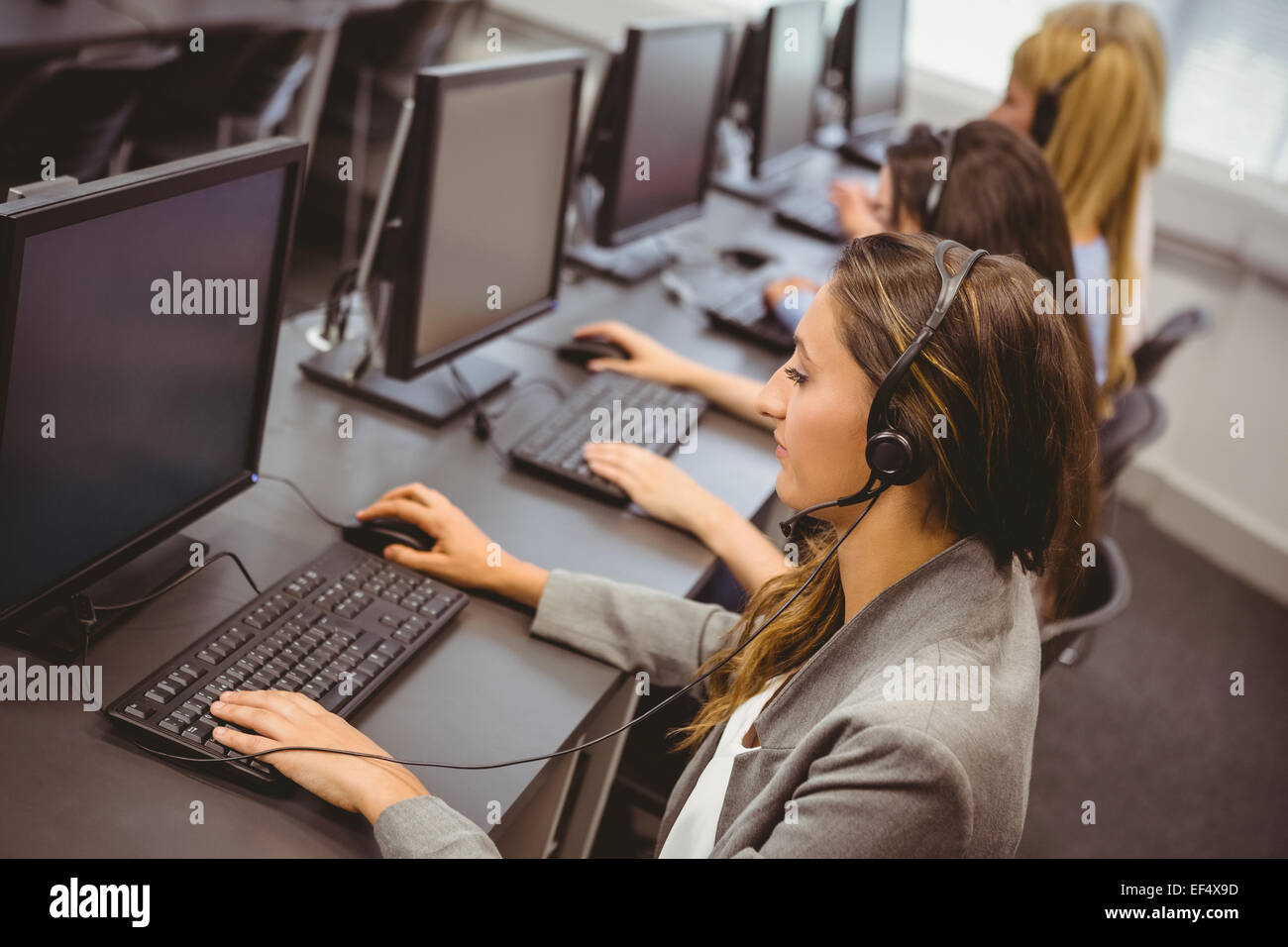 Call Center Agenten sprechen auf die Kopfhörer Stockfoto