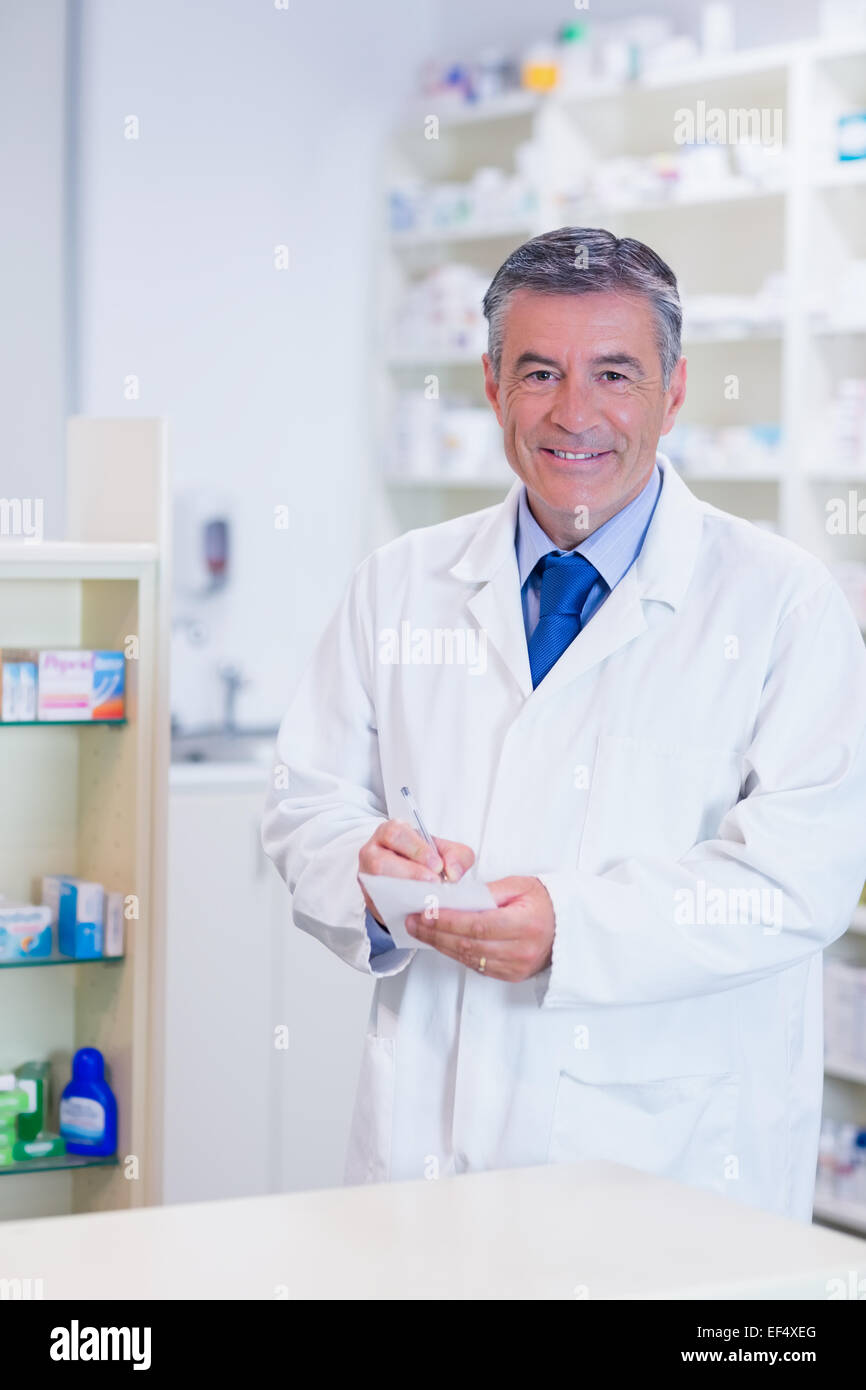 Apotheker mit grauen Haaren Notizen aufschreiben Stockfoto