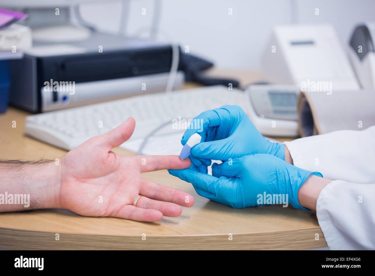 Nahaufnahme eines Arztes seine Patienten Blut testen Stockfoto