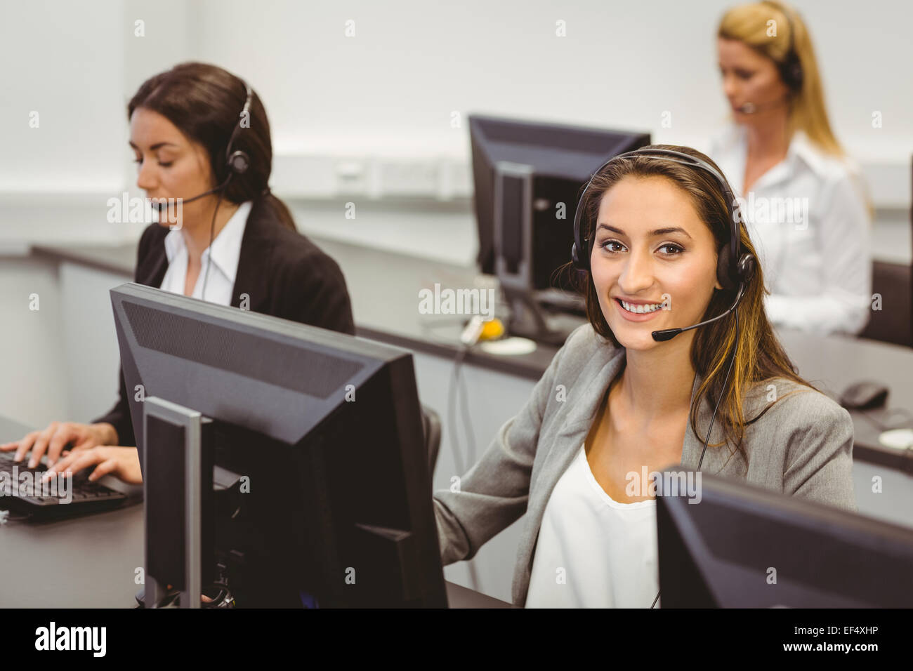 Callcenter-Agent auf dem Kopfhörer sprechen Lächeln Stockfoto