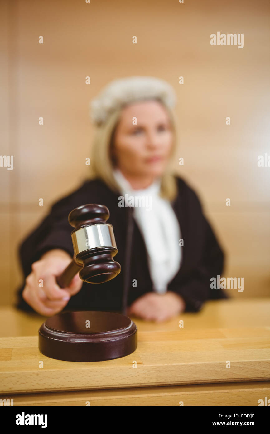 Ernst Richter mit einem Hammer tragen Roben und Perücke Stockfoto