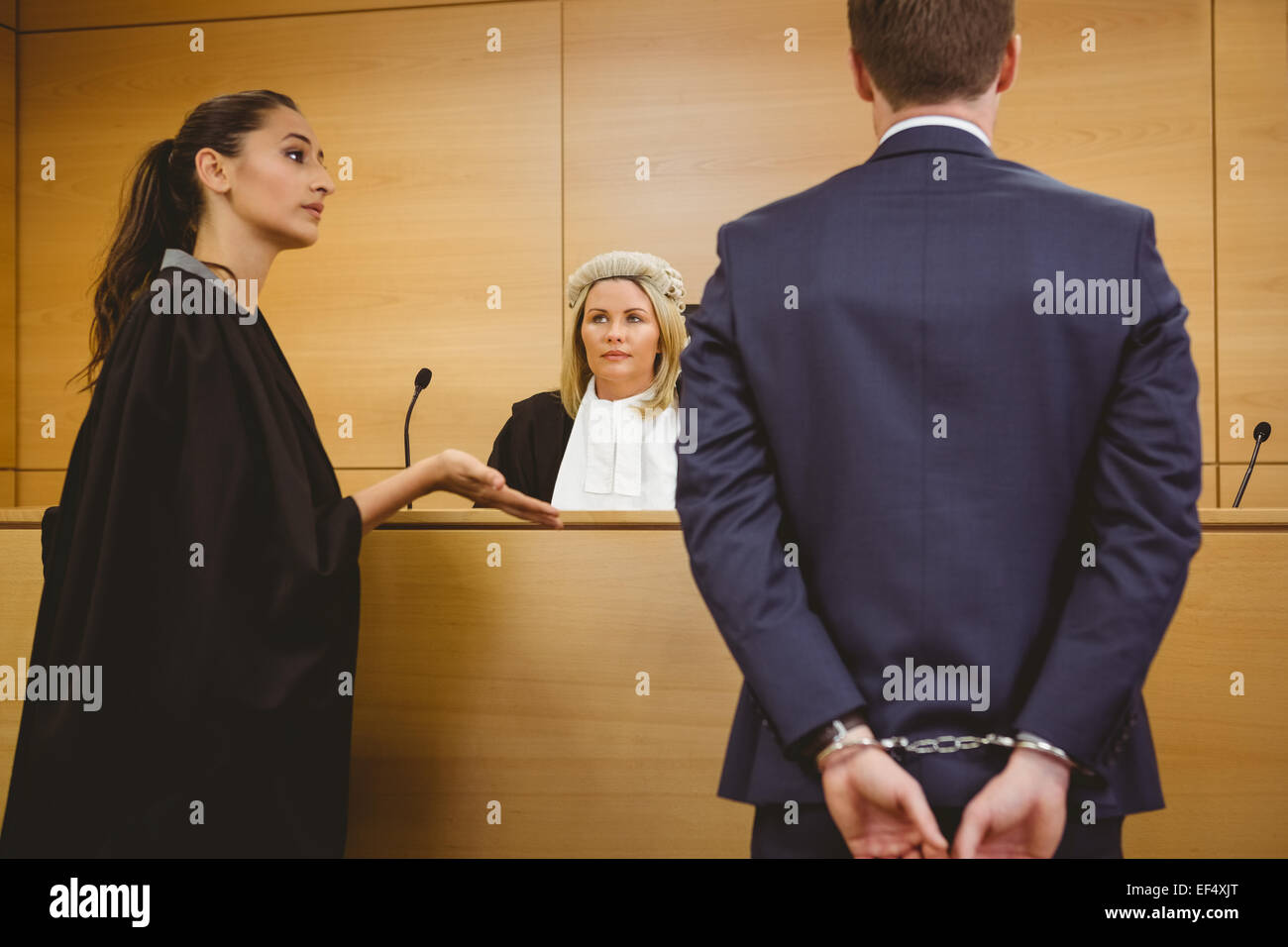Anwalt im Gespräch mit der Verbrecher in Handschellen Stockfoto