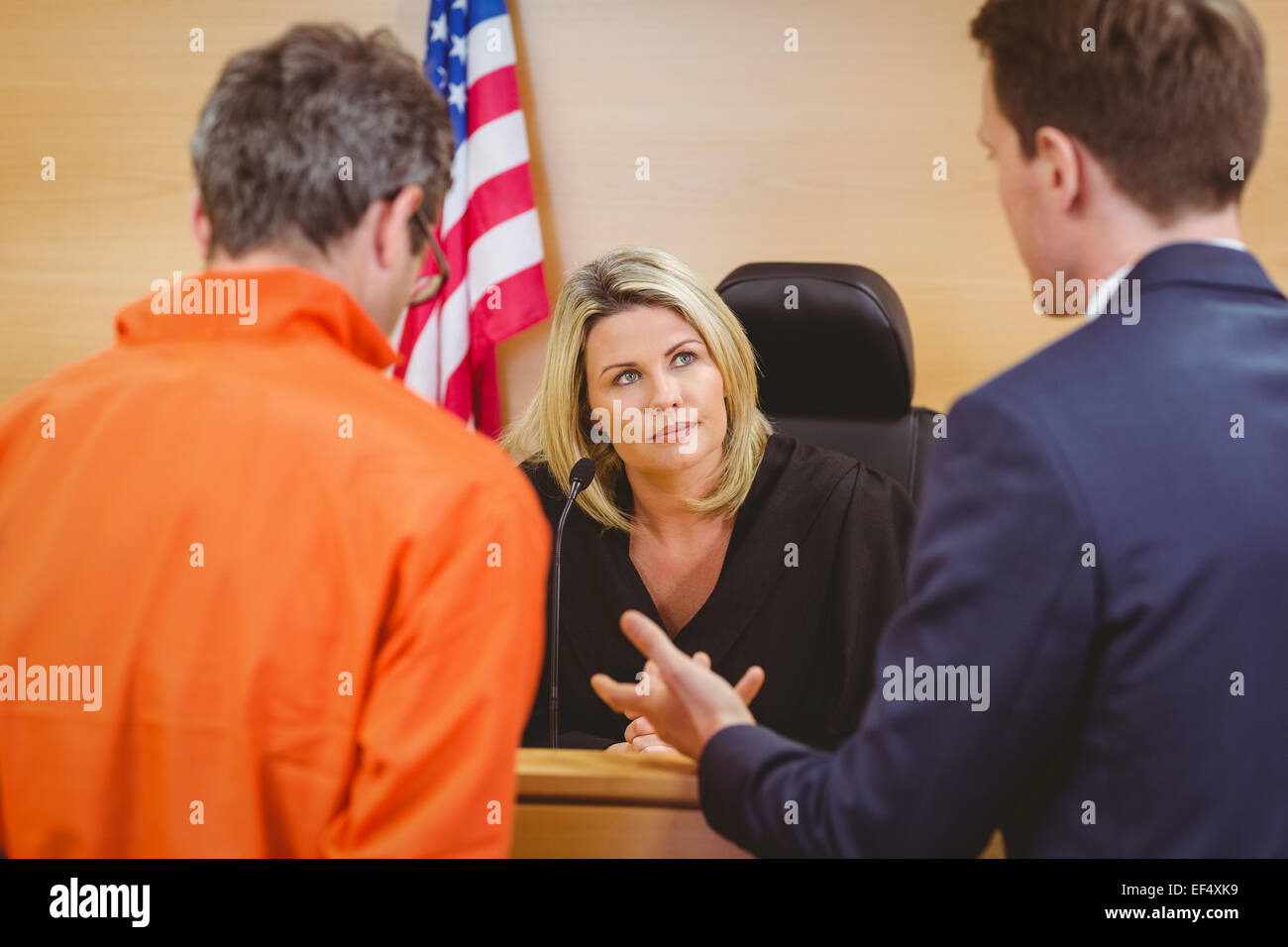 Anwalt spricht über die Verbrecher in orange Overalls Stockfoto