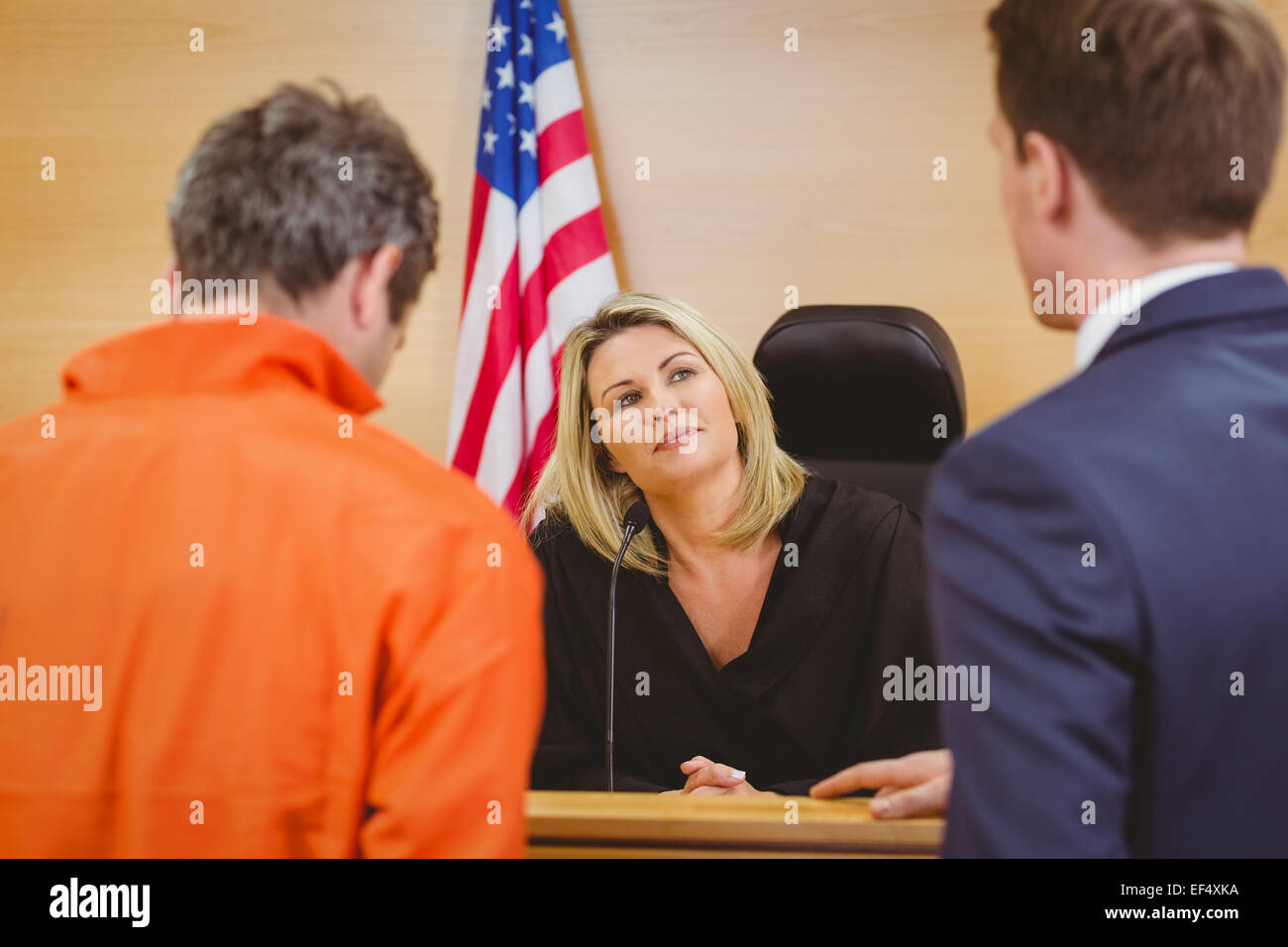 Anwalt spricht über die Verbrecher in orange Overalls Stockfoto