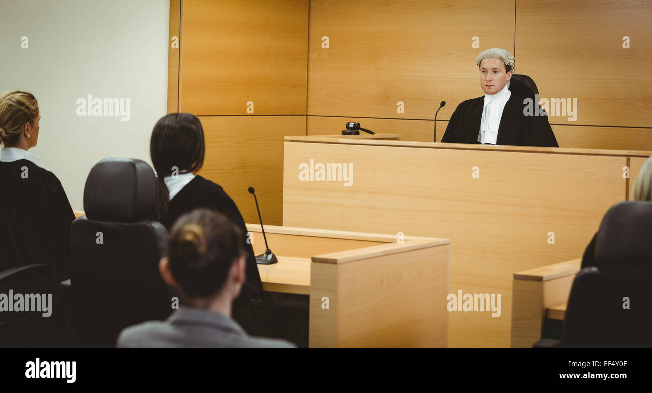 Ernst Richter tragen Perücke mit amerikanischen Flagge hinter ihm Stockfoto