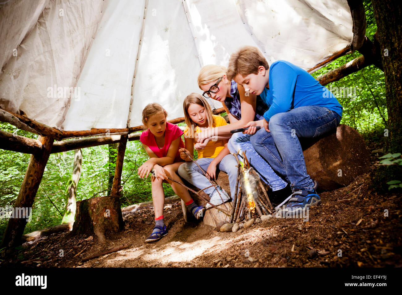 Kinder und Lehrer machen Lagerfeuer, München, Bayern, Deutschland Stockfoto