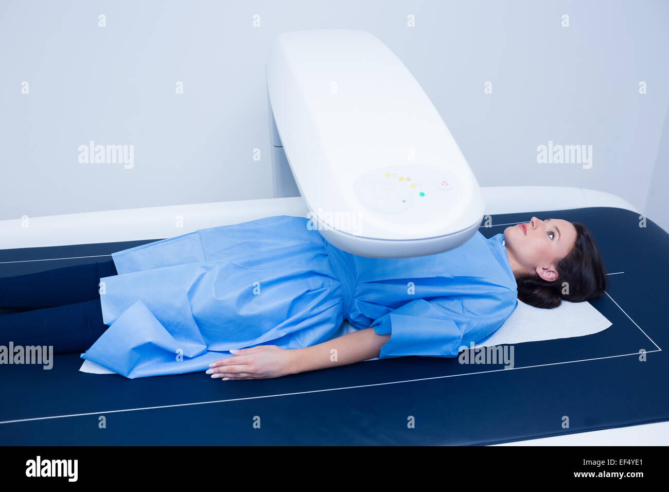 Kranke Frau auf ein Röntgengerät liegend Stockfoto