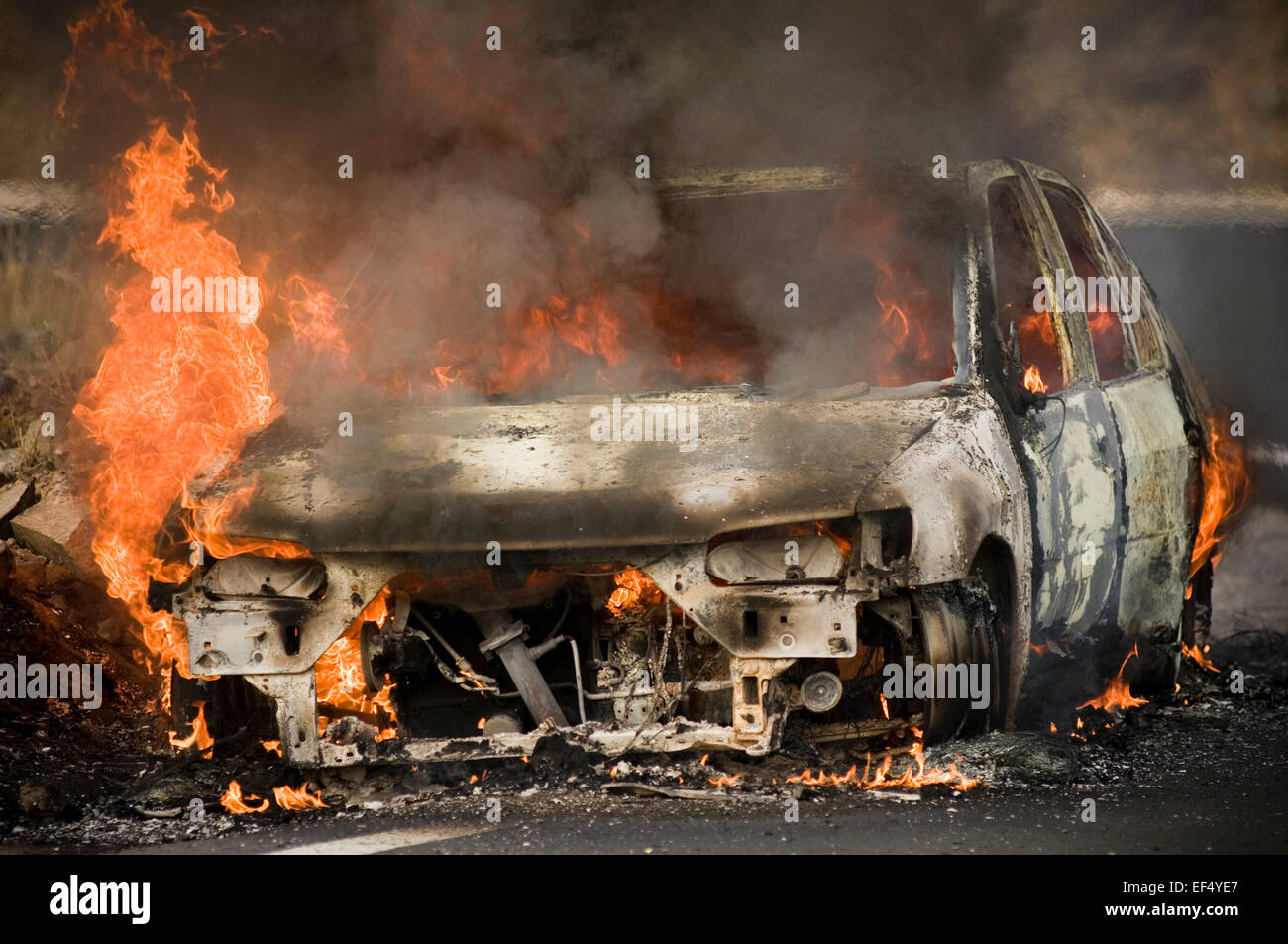 Auto Feuer Feuer, den Motor Flamme in Rauch Hitze springen Versicherung brennen Flammen brennen rasenden Feuerball giftig gegenüber Dritten Stockfoto