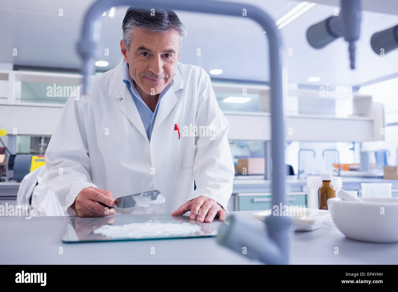 Lächelnd Biochemiker Vorbereitung etwas Medizin Stockfoto