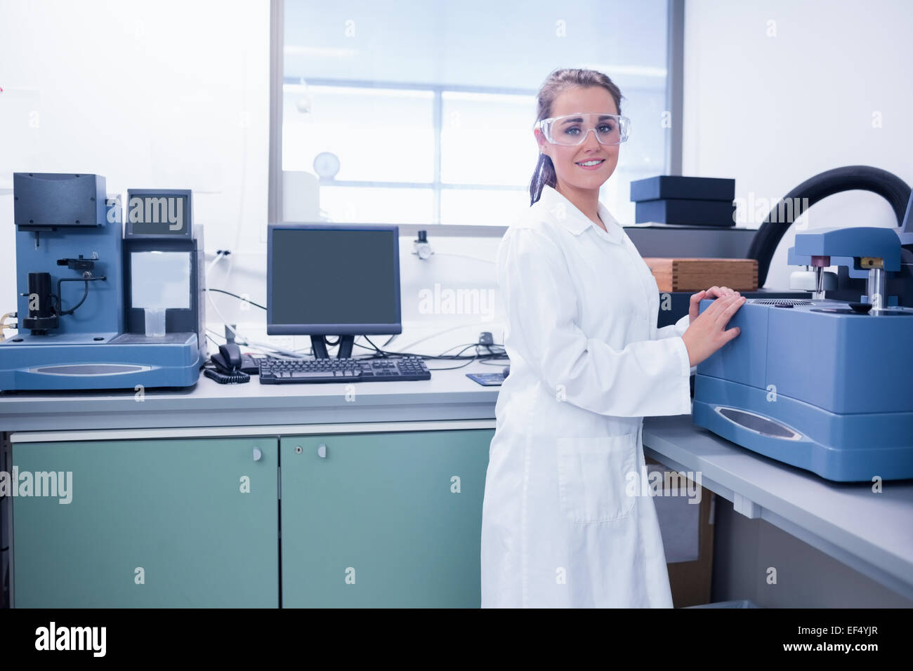 Junge Chemiker mit Schutzbrille, die wissenschaftliche Forschung Stockfoto