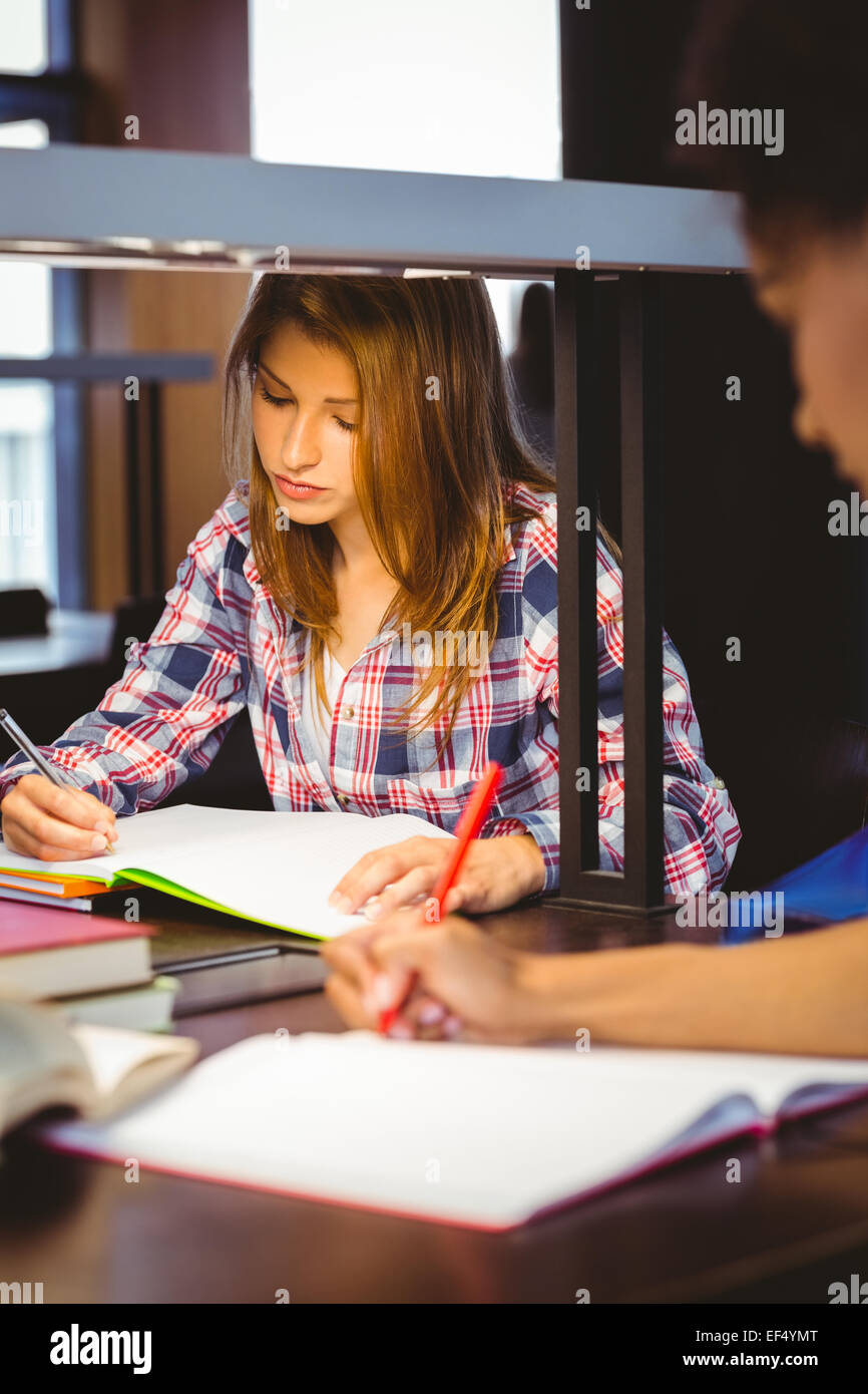 Ernsthaften Studenten sitzen am Schreibtisch im Editor schreiben Stockfoto