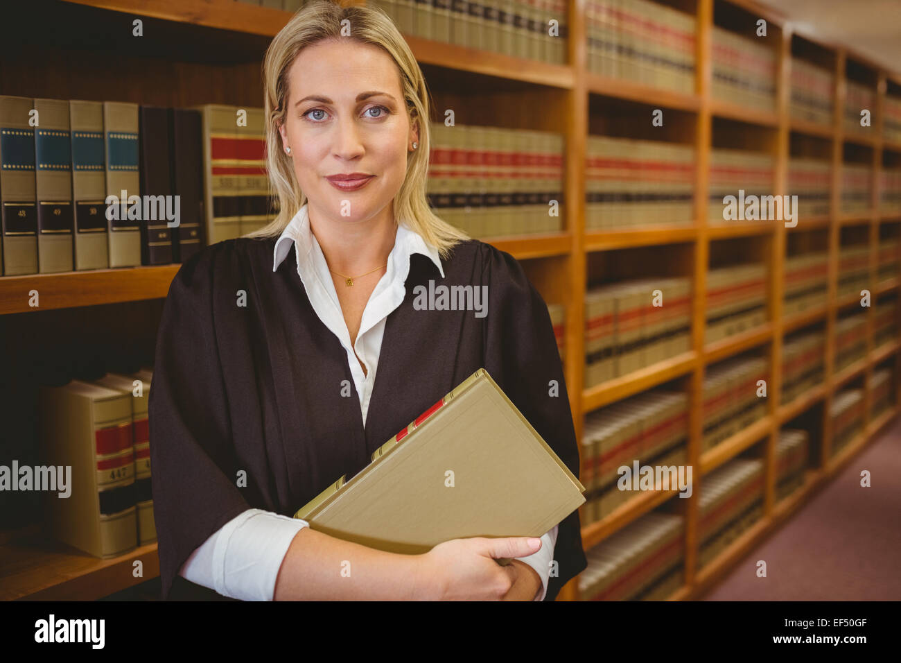 Ernsthafte Anwalt hält eine Datei im stehen Stockfoto