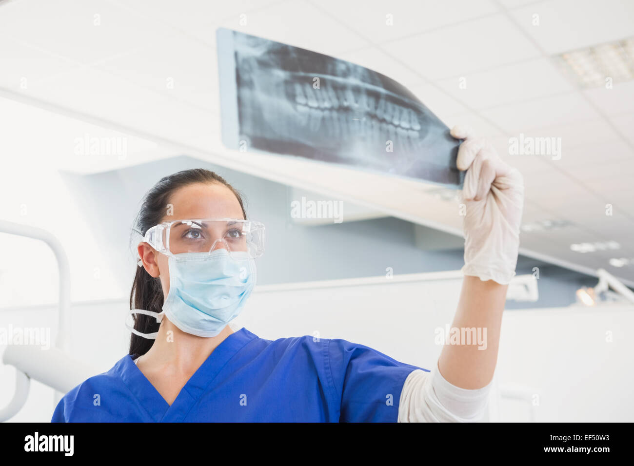 Zahnarzt, Mundschutz und Schutzbrille tragen Stockfoto