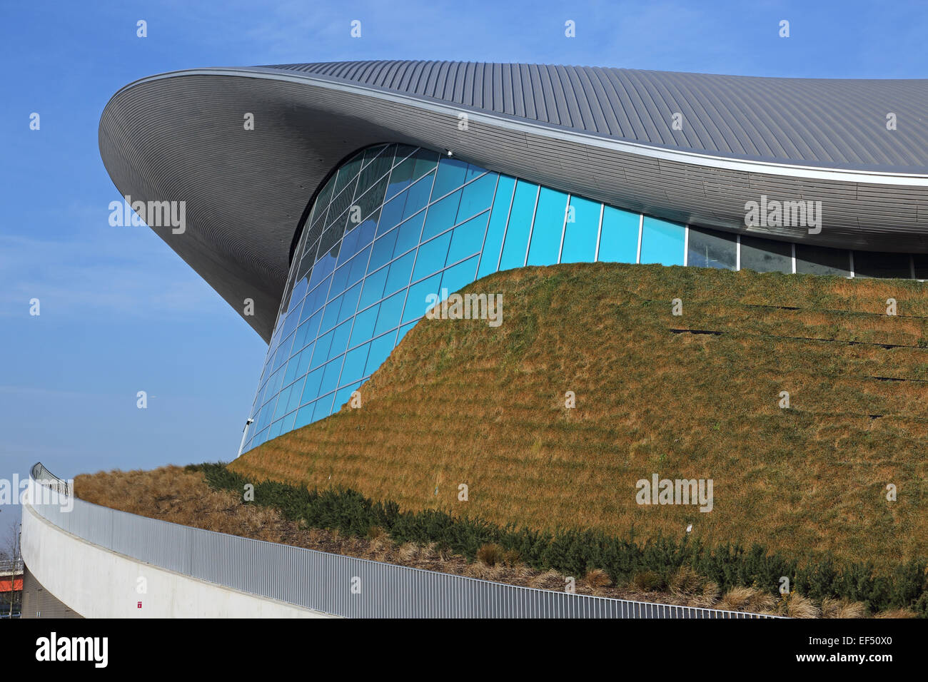 London Olympic Aquatic Center zeigt lebendige grass Dach, Dach aus Beton-Struktur und Verglasung. Temporäre Sitzplätze Flügel entfernt. Stockfoto