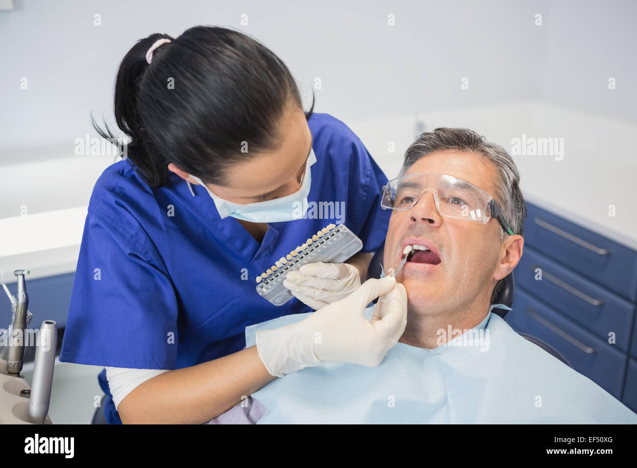 Zahnarzt Vergleich Zahnaufhellung Stockfoto