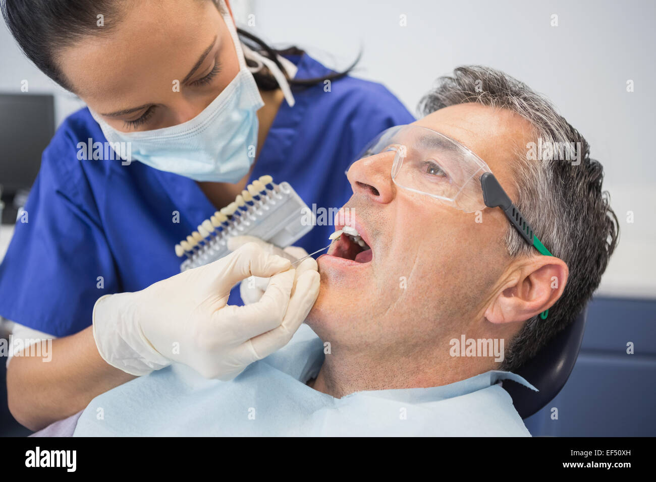 Zahnarzt Vergleich Zahnaufhellung Stockfoto