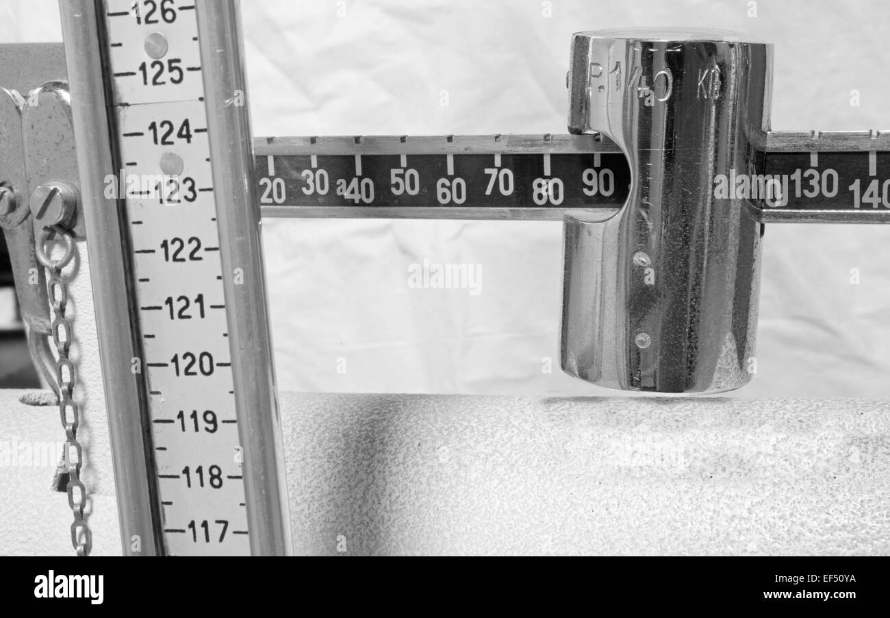 Antike Waage Zahlen mit dem Messgerät zur Messung von Gewicht und Größe des Patienten Stockfoto