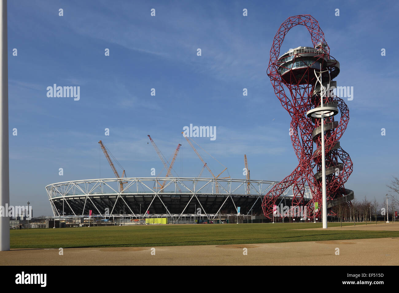 Wiederaufbau der Londoner Olympiastadion. Auch zeigt den ArcelorMittal Orbit Aussichtsturm. Januar 2015 Stockfoto