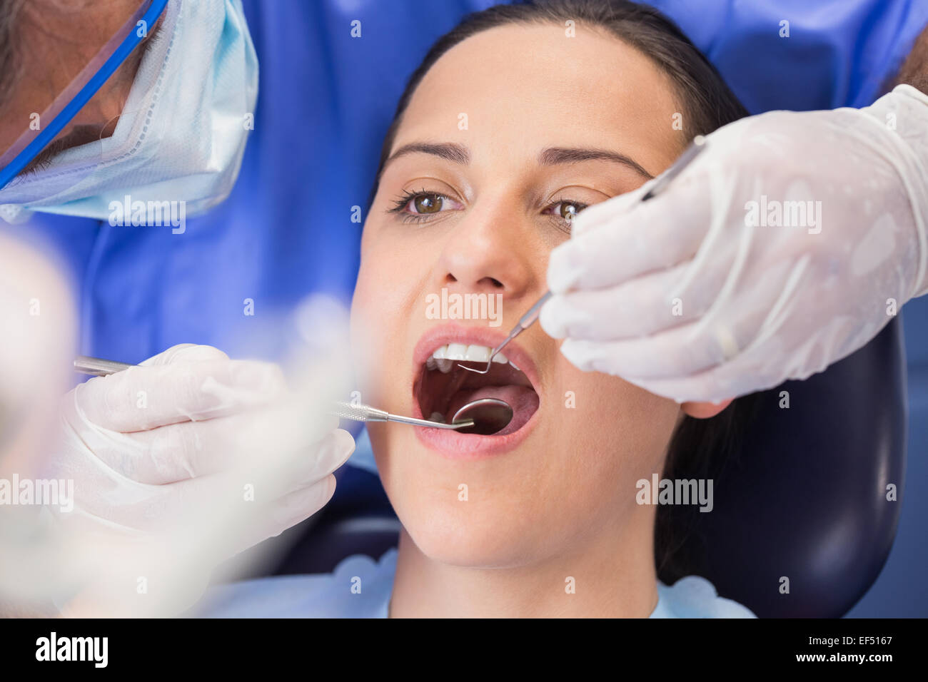 Zahnarzt, die Untersuchung eines Patienten mit Winkel Spiegel und Sichel Sonde Stockfoto