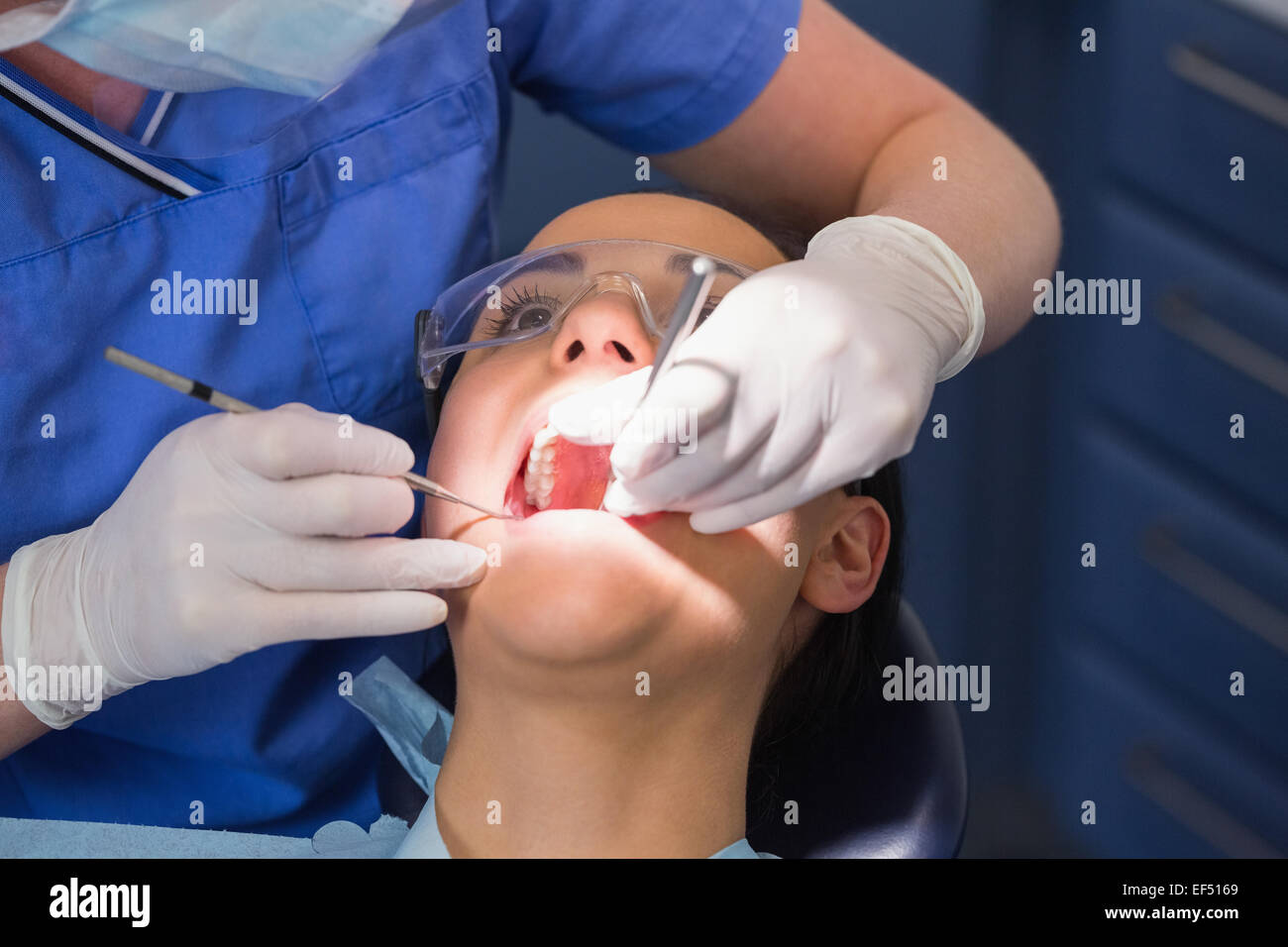 Zahnarzt, die Untersuchung eines Patienten mit Winkel Spiegel und Sichel Sonde Stockfoto