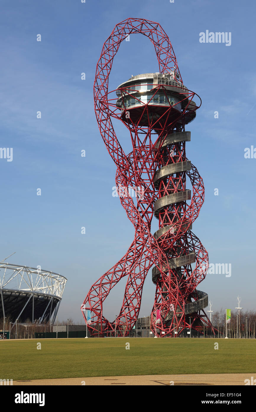 Der 114m hohe ArcelorMittal Orbit Aussichtsturm in den Queen Elizabeth Olympic Park in London.  Großbritanniens größte Skulptur Stockfoto