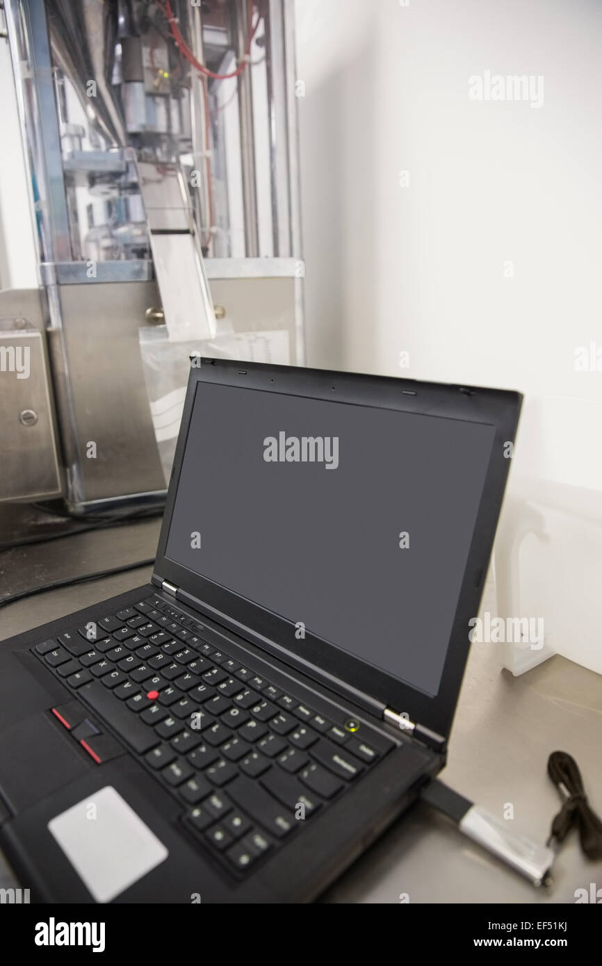Laptop am Schreibtisch mit leerer Bildschirm Stockfoto