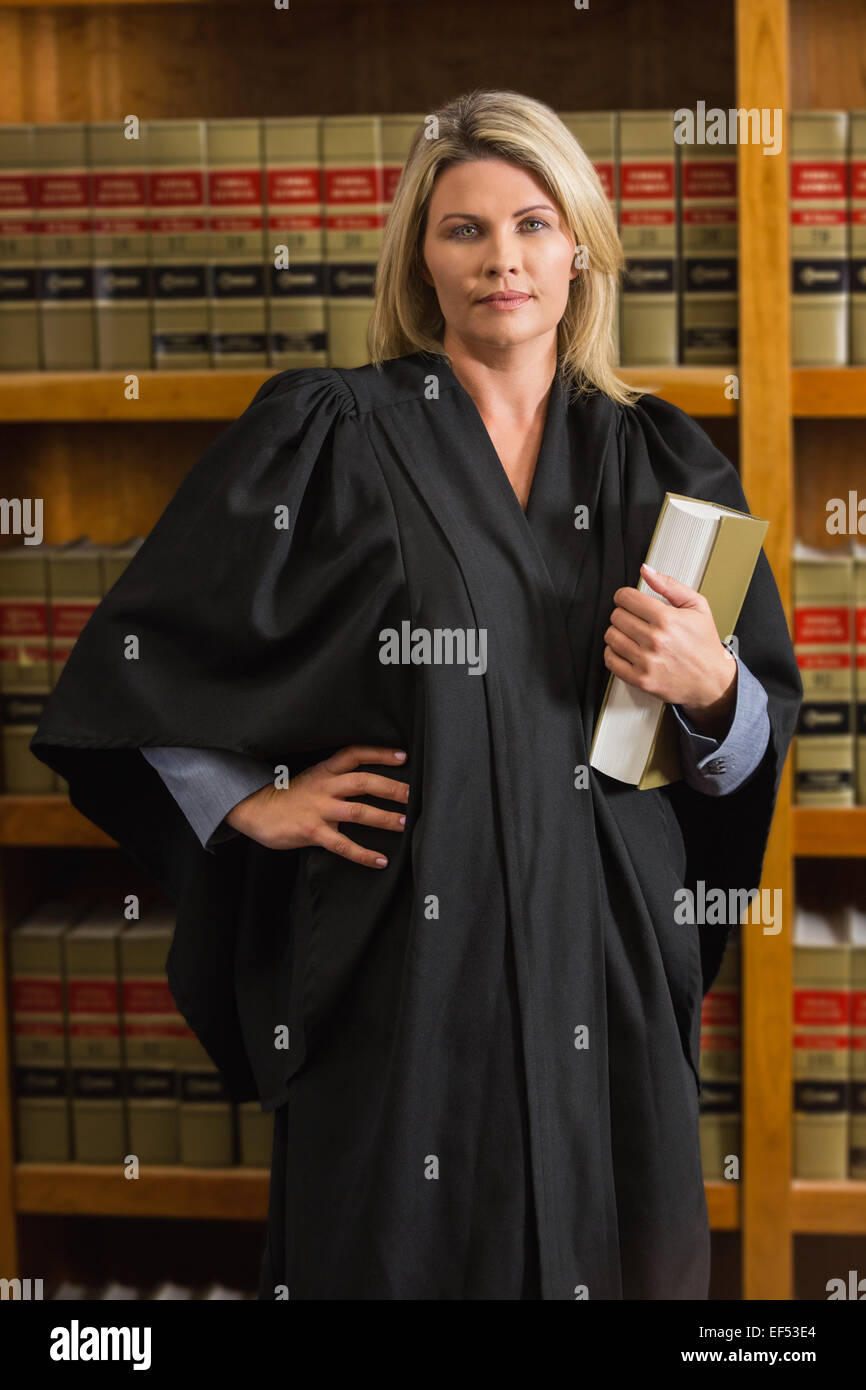 Rechtsanwalt-Holding-Buch in der juristischen Bibliothek Stockfoto