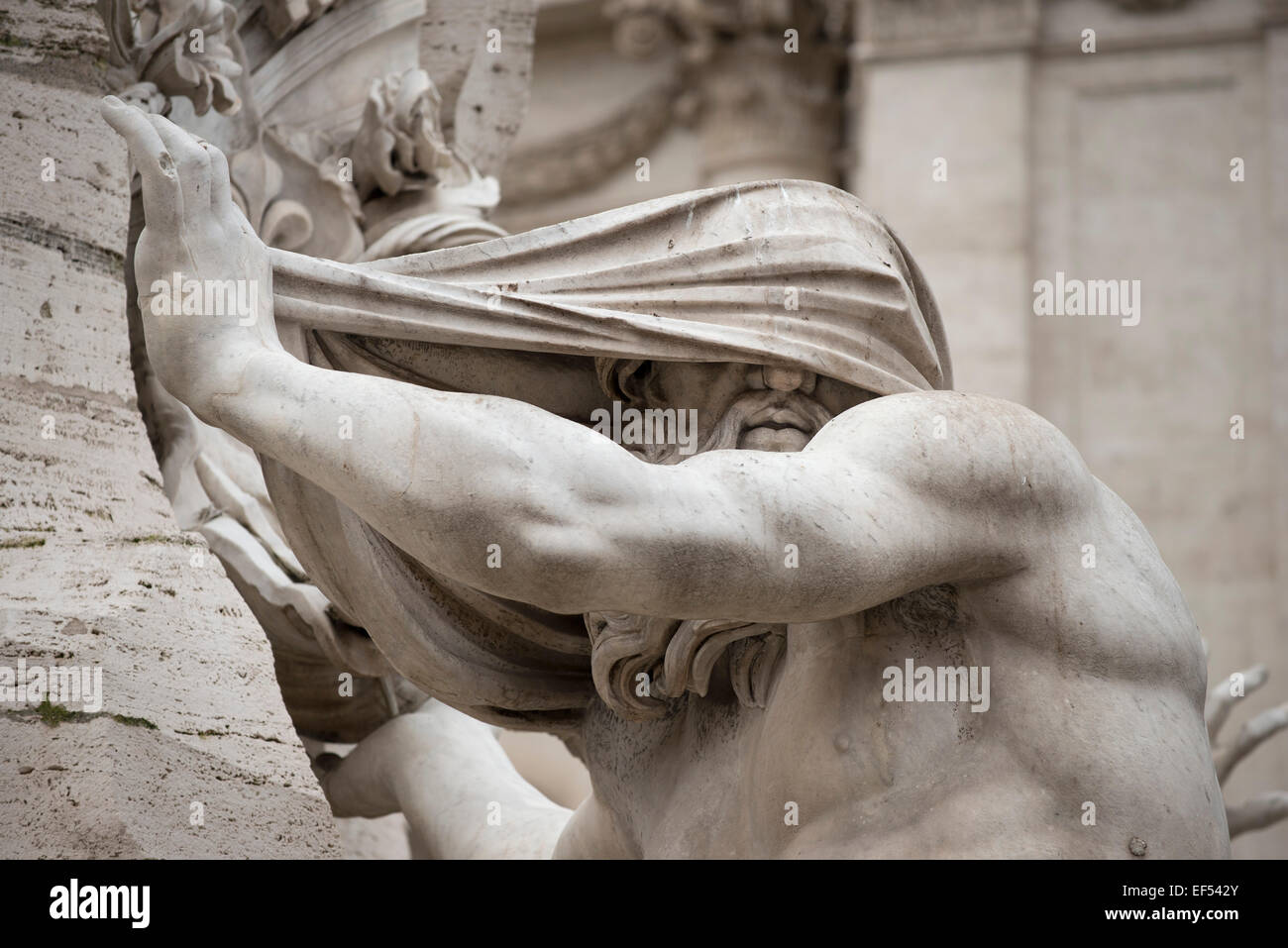 Rom. Italien. Detail der Fontana dei Quattro Fiumi auf der Piazza Navona zeigt die Skulptur, die den Nil Stockfoto