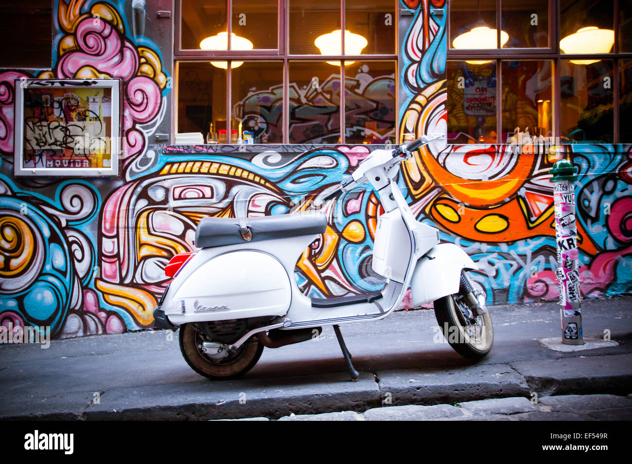 Melbourne, Australien - 20. Dezember - Melbourne berühmten Hosier Lane mit Motorrad und Graffiti am 20. Dezember 2013. Stockfoto