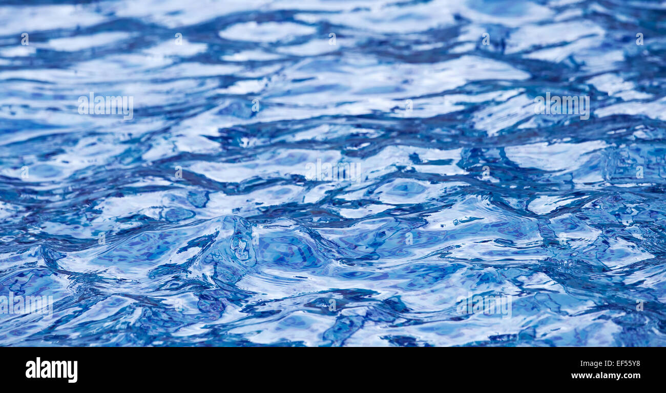 Hellen tiefblauen Pool Wasser Hintergrundtextur mit Wellen Stockfoto