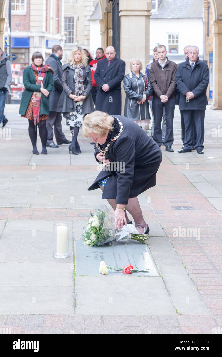 Northampton, UK. 27. Januar 2015. 2015 markiert den 70. Jahrestag der Befreiung von Auschwitz-Birkenau und den 20. Jahrestag des Völkermords in Srebrenica, Bosnien. Eine bürgerliche Zeremonie fand heute um 12:00 auf dem Hof in der Guildhall. Der Bürgermeister von Northampton Stadtrat John Caswel Dame Frau Lay Blumen, Guthaben: Keith J Smith. / Alamy Live News Stockfoto