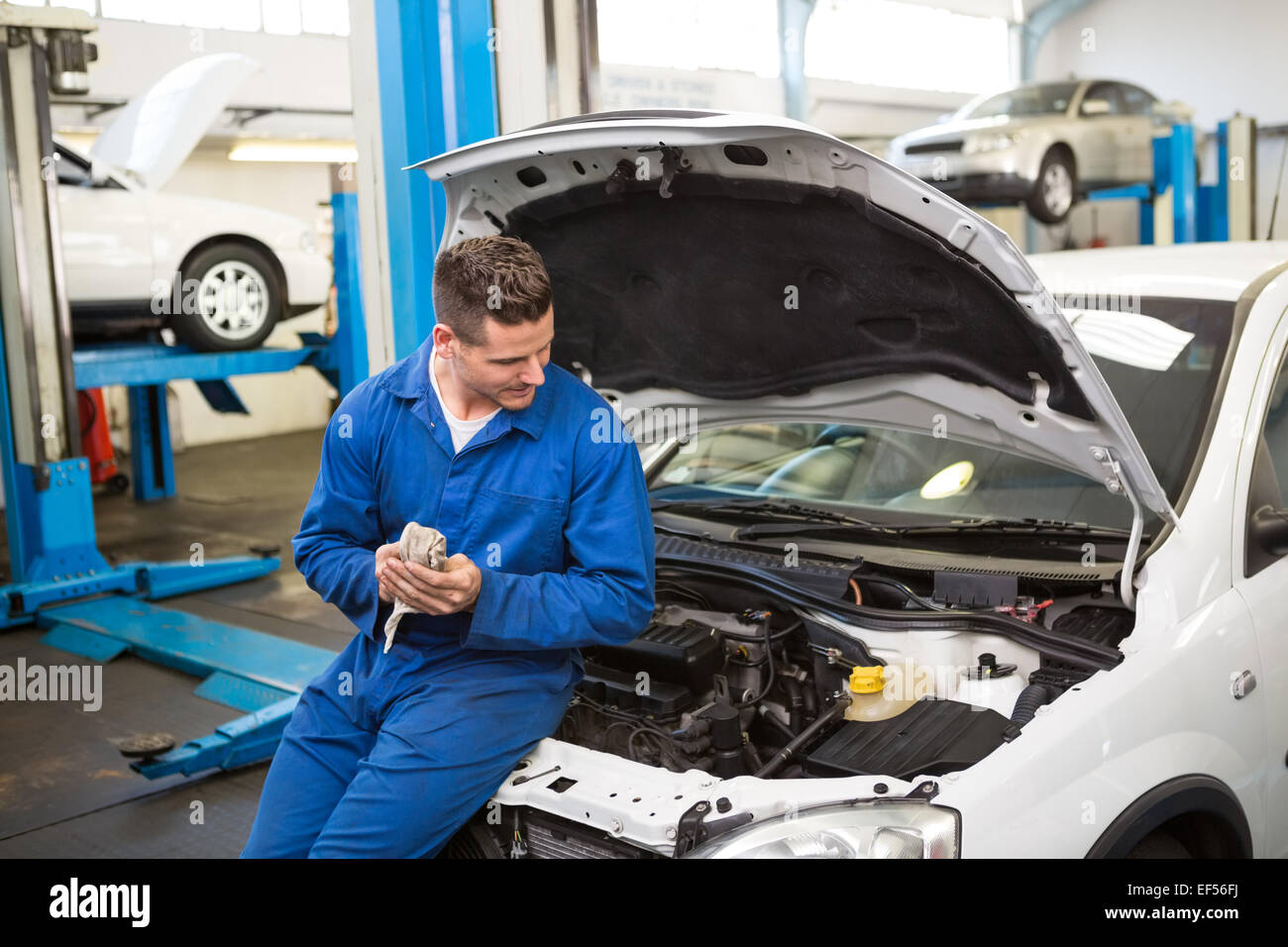 Lächelnden Blick auf Auto Mechaniker Stockfoto