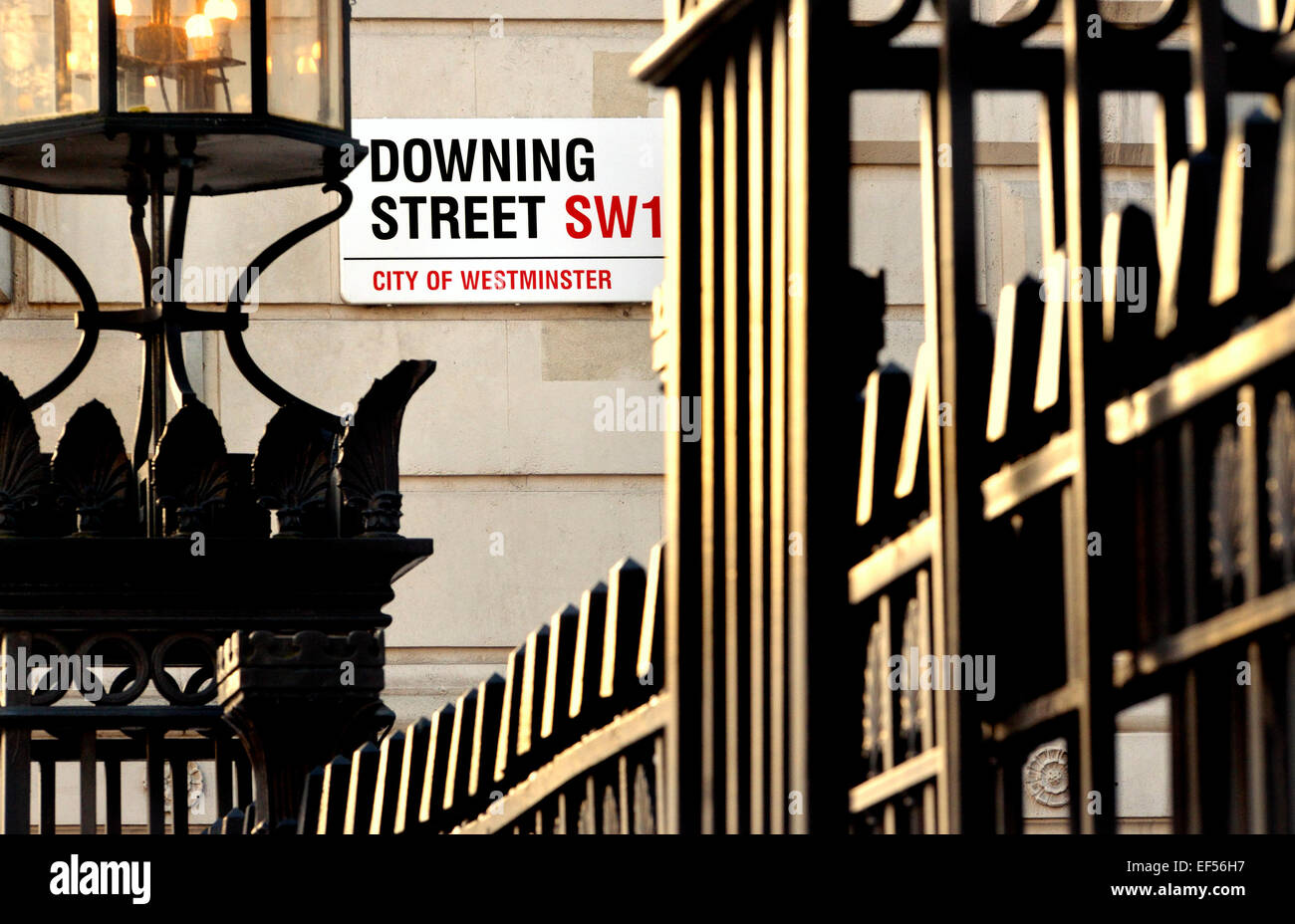 London, England, Vereinigtes Königreich. Downing Street: Straßenschild und hohe Sicherheitstore Stockfoto