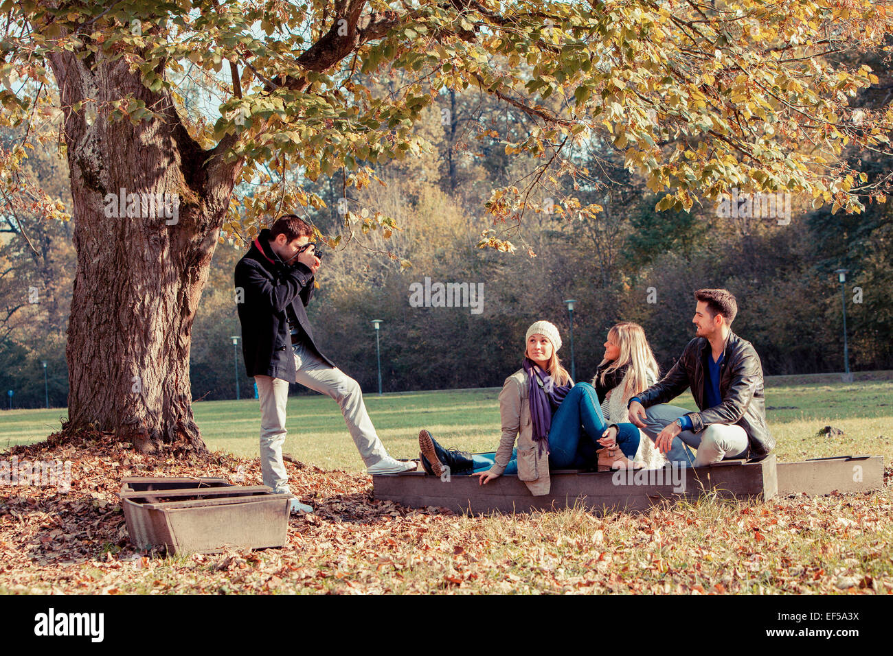Mann, ein Bild von Freunden im Herbst park Stockfoto