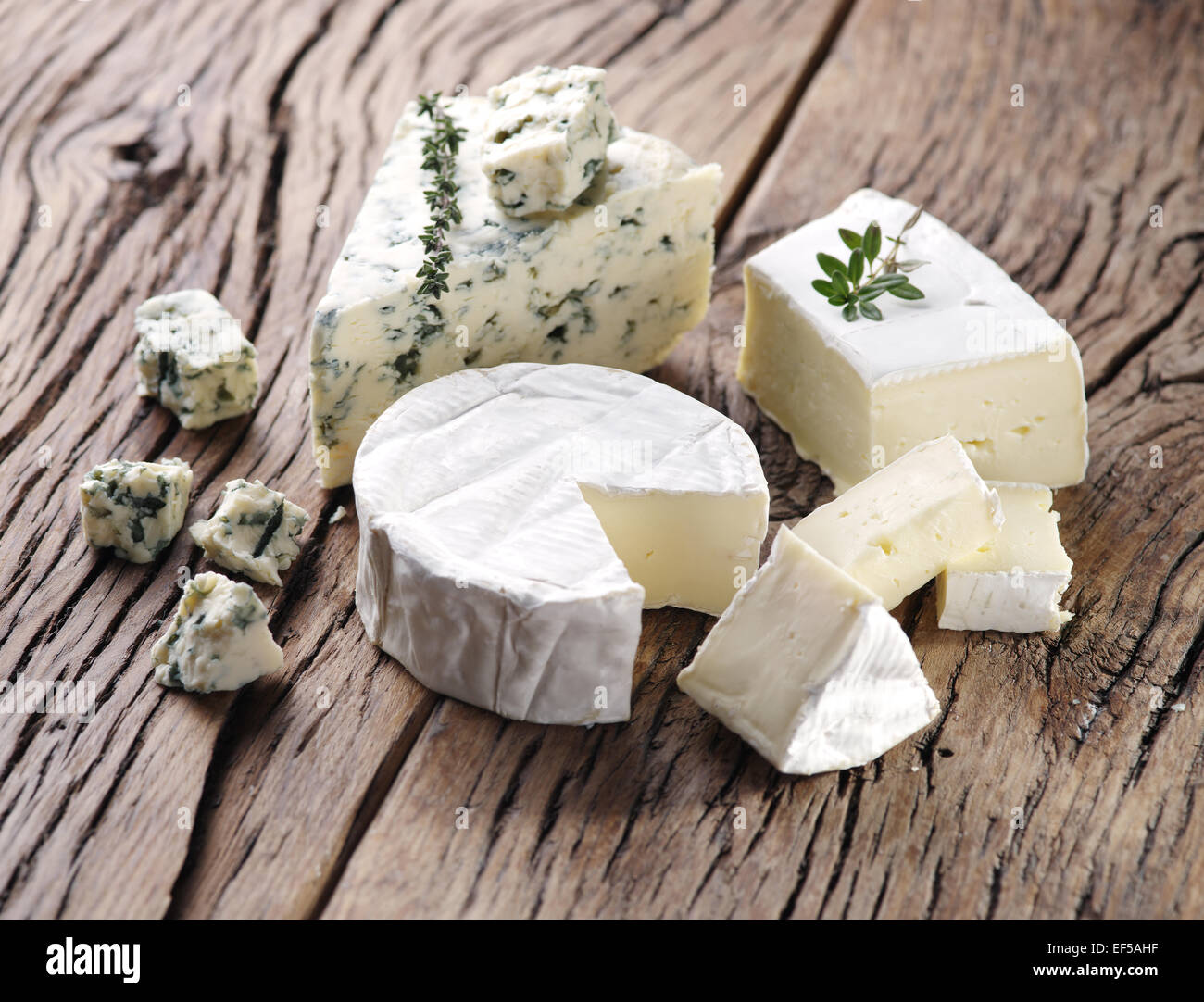 Gruppe von Käse mit Schimmel auf alten Holztisch. Stockfoto