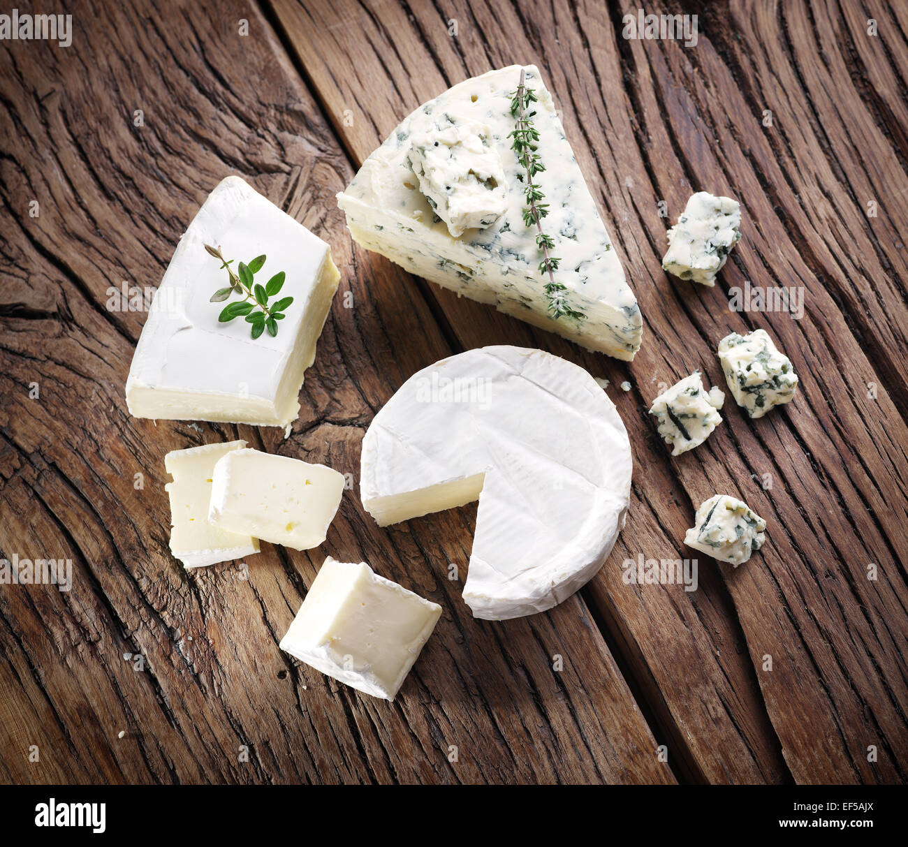 Gruppe von Käse mit Schimmel auf alten Holztisch. Stockfoto