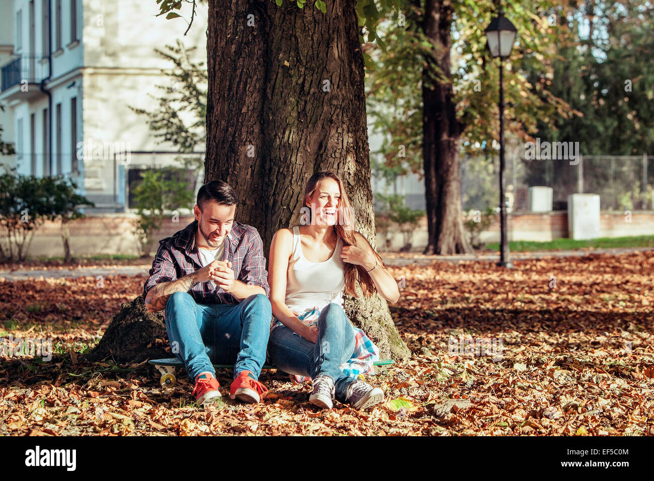 Junges Paar eine Pause im park Stockfoto